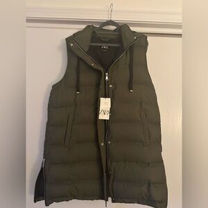 Zara Long Puffer Vest with hood , side zippers , pockets,olive green
NWT
Cute